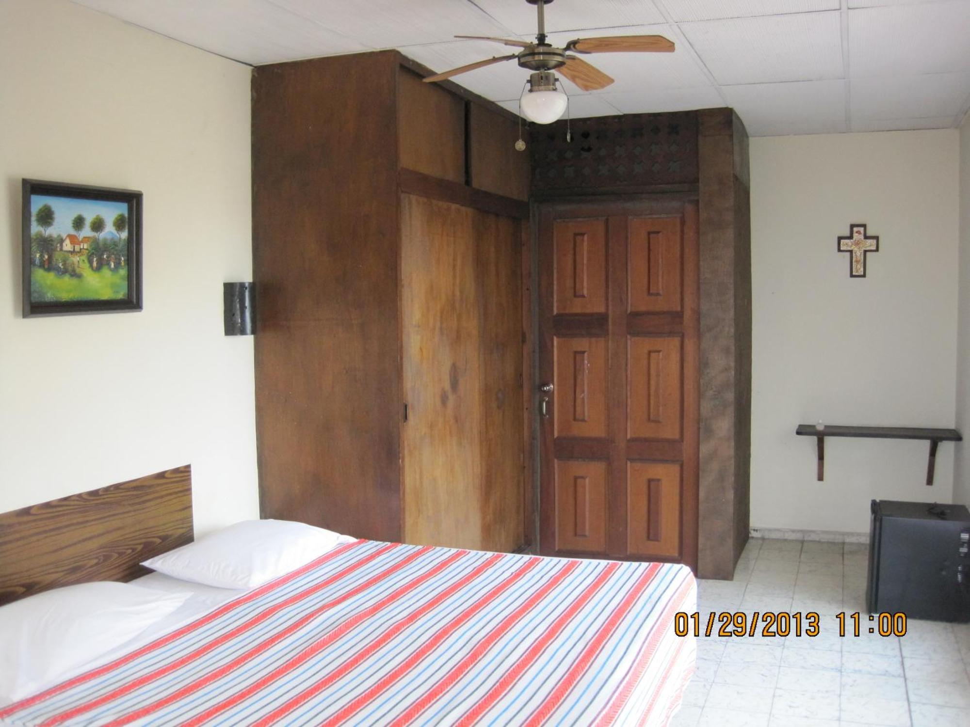 Hostal Dona Marta San Salvador Ngoại thất bức ảnh