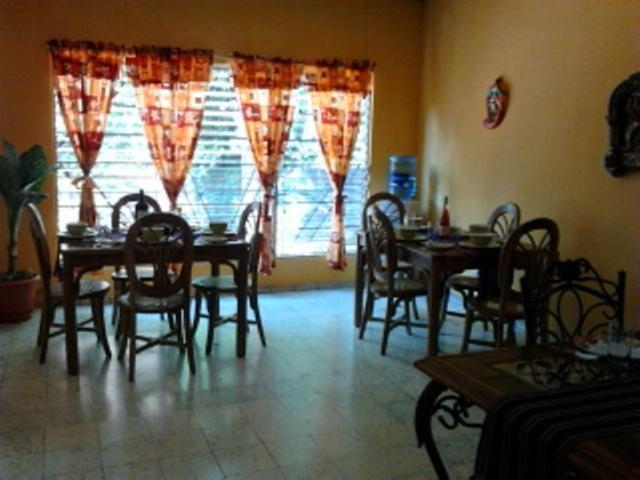 Hostal Dona Marta San Salvador Ngoại thất bức ảnh