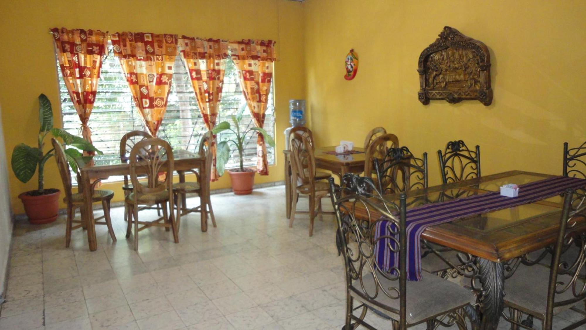 Hostal Dona Marta San Salvador Ngoại thất bức ảnh