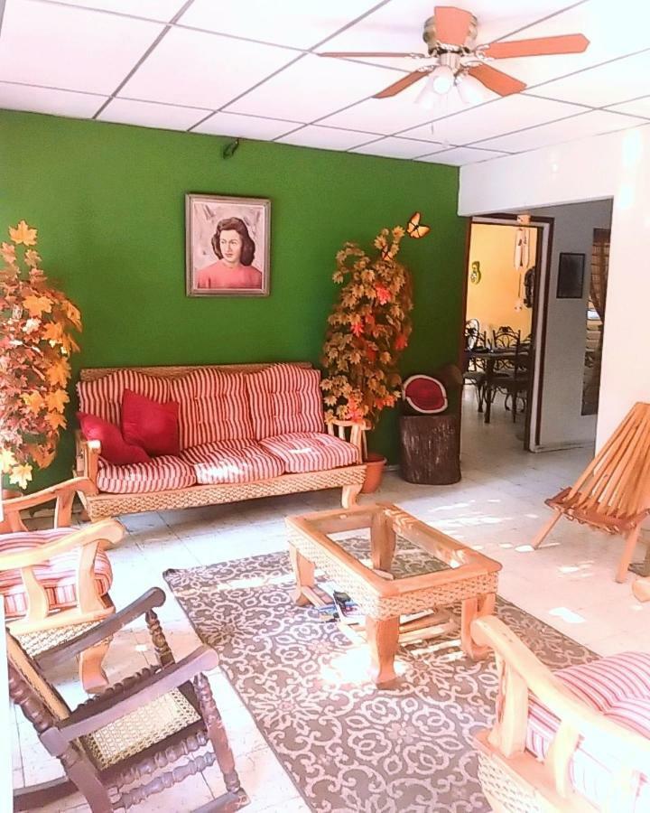 Hostal Dona Marta San Salvador Ngoại thất bức ảnh